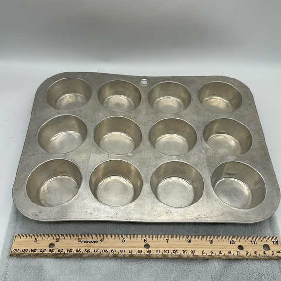 Muffin-Cupcake Vintage Pan Aluminum 12slots/Regular Size - Picture 1 of 8